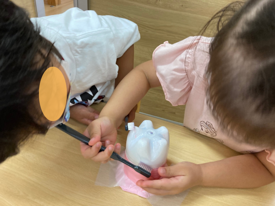 歯の健康づくりに取り組む子どもたち